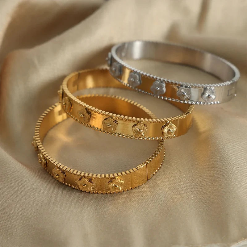 Bella Five-Leaf Clover Solid Bangle